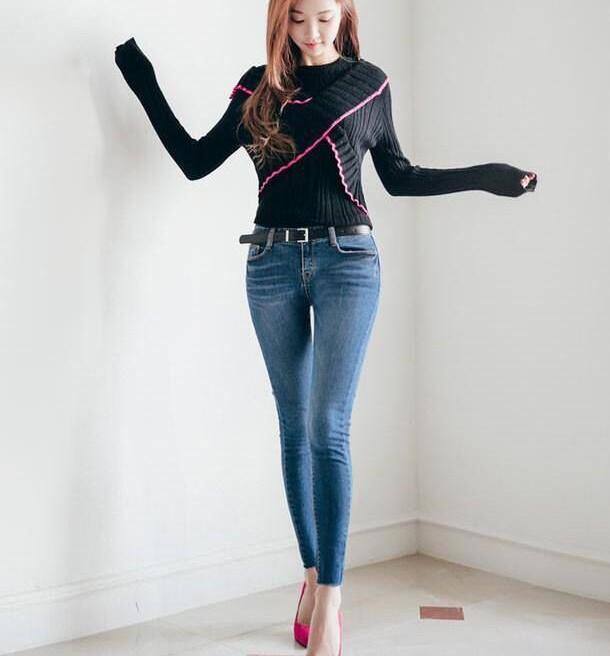 靓丽有型的牛仔裤女神，秀出精致的身材曲线，女人味十足！