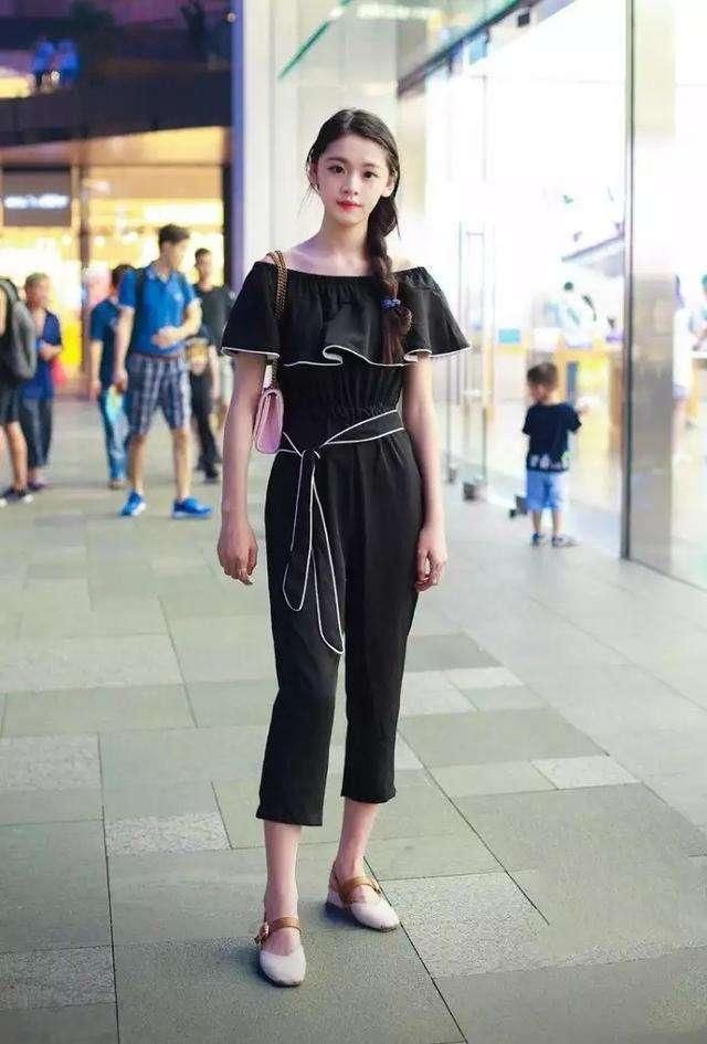 美女无袖紧身的小背心搭配与上身同色的短裙，纯色的搭配真是亮点