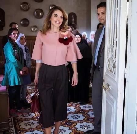 约旦王后誉为“世界最美女人”，气质优雅迷人，远超英国凯特王妃