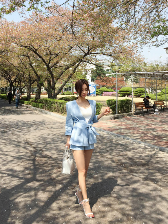 女神孙允珠，玻璃青蓝海浪柳花休闲小西装