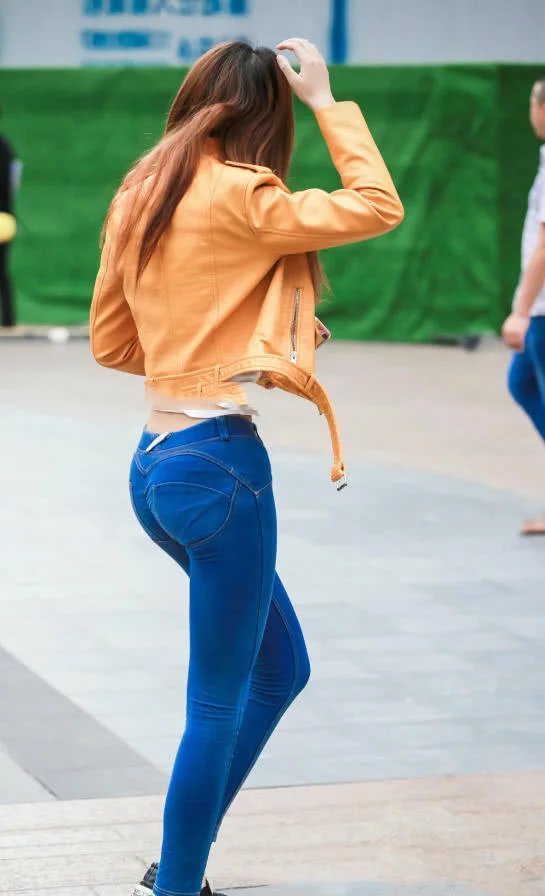 牛仔裤小姐姐身材玲珑有致，浑圆挺翘的臀部很吸睛，好似没睡醒一