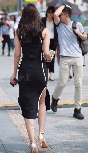 杨柳细腰，妹子这身材真绝了，不是仔细看，还真被这两条线给骗了