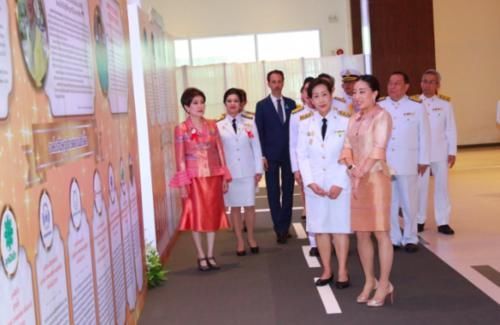 「粉色」41岁泰国帕公主出席庆典,金粉色套装显端庄,白色运动手表出戏