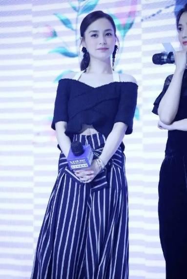  「呈现的更」阿娇终于穿对了，黑色V领连衣裙至少显瘦10斤，终于信是110斤了