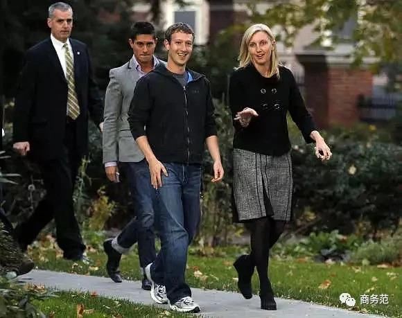 雷军穿牛仔裤见王健林，大佬圈能穿好牛仔裤的没几个...