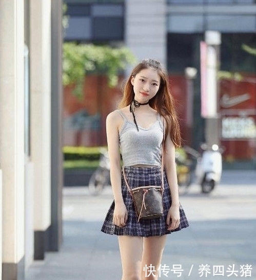 「 身穿」肤如凝脂，秀色可餐，街拍：身穿吊带配短裙的小美女