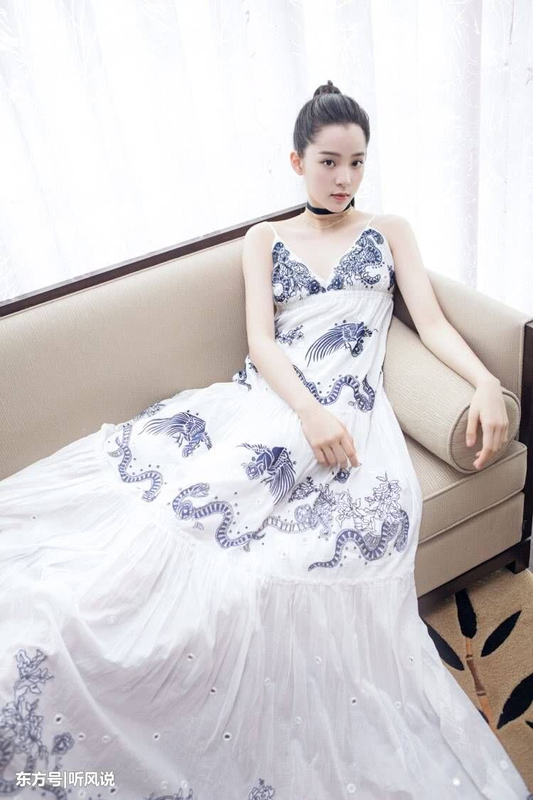 真服了欧阳娜娜，裤子上又是纽扣又是绑带，穿的时候不费劲吗?