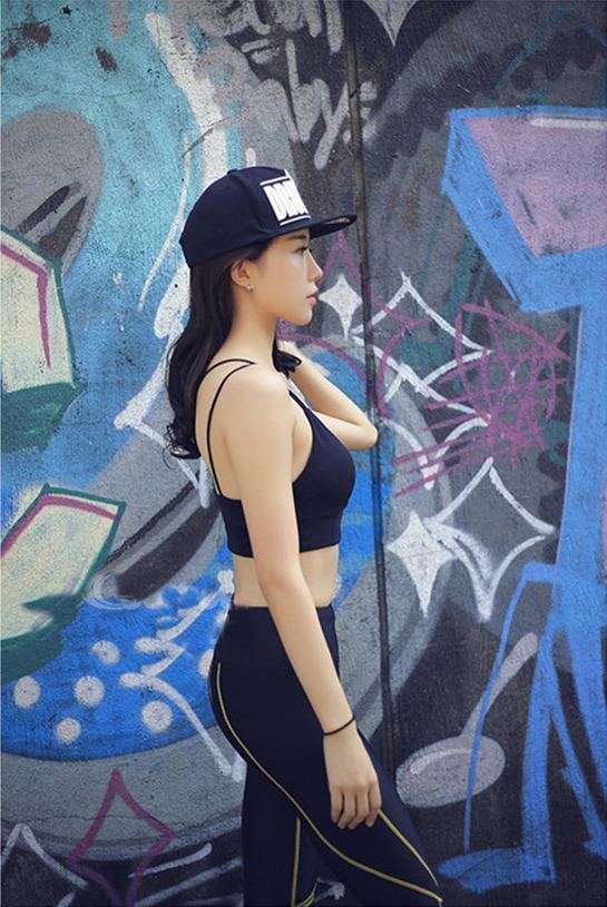 美女坚持健身 穿上吊带背心的瞬间 大家都眼睛亮了
