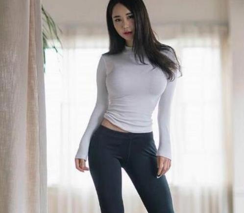 花枝招展的小姐姐遇上紧身打底裤，展现出凹凸有致身材，很迷人！