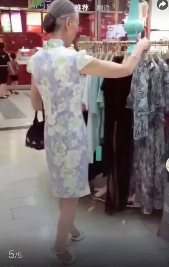 82岁老太穿旗袍逛商场，她脚上穿的是最时尚的高跟鞋
