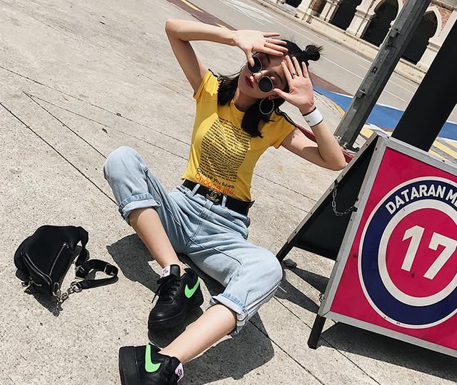 牛仔裤如何穿得最时髦，不妨试一试这3招