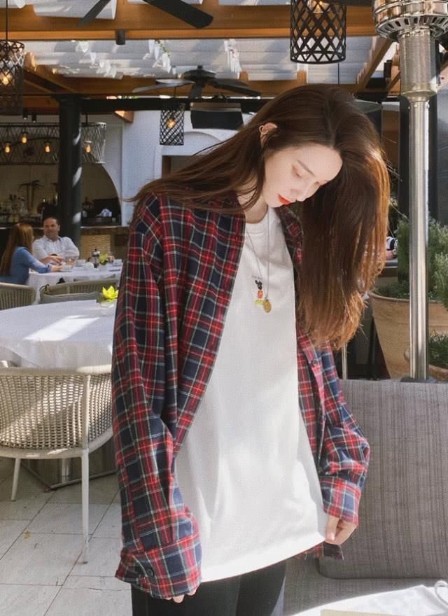  #巨潮#微胖女孩就别穿卫衣了，太肿，学会衬衫的网红穿法，显高显瘦巨潮