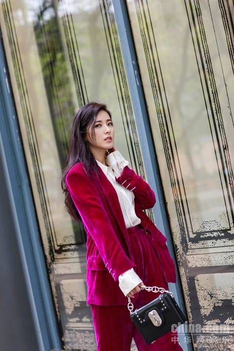 曾黎出街玩转妩媚色彩 优雅展现帅气时尚