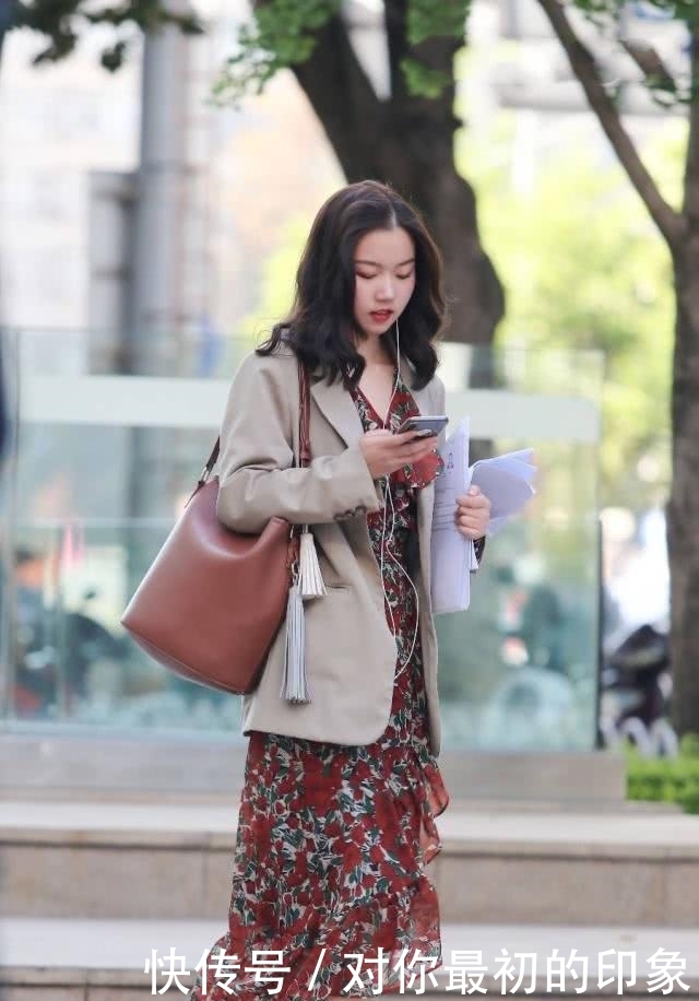  「减龄」时尚减龄的连衣裙十分有魅力，温柔美范秀出不一样的风情