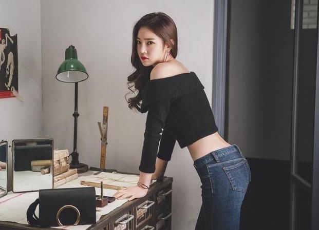 街拍：可爱的紧身牛仔裤小姐姐，散发着迷人气息！