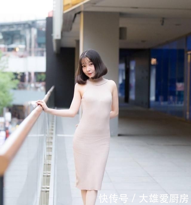  [格子]街拍：穿搭一身粉色格子的美女抢镜，给人一种干净的美
