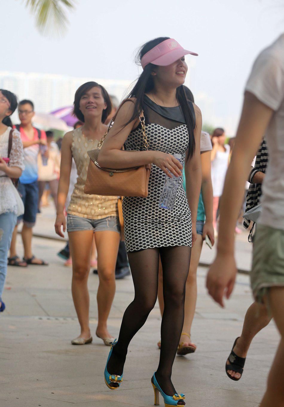 街拍:黑白相间包臀裙黑丝袜妹妹，穿出腰细臀翘好身材