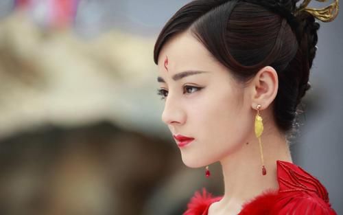 『选手』四个练习生只捧一个？嘉行骚操作惹恼幂粉，真不顾杨幂了？