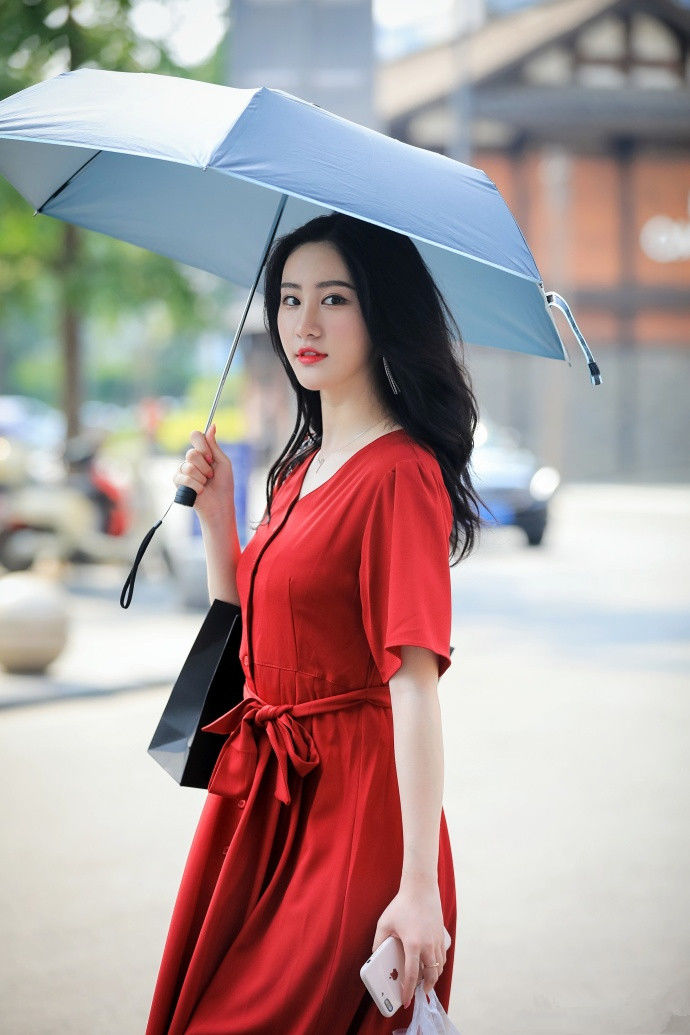 街拍:低头的美女没看你--是在想你吗?