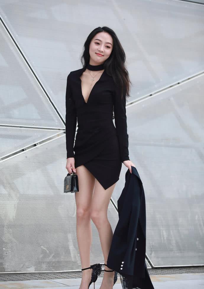 街拍：光鲜亮丽的小姐姐，身材妩媚曼妙迷人性感！