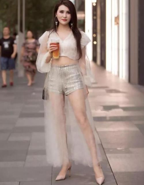  「搭配」街拍：身材苗条的美女，一件白色上衣配黄色长裙，时尚唯美好身材