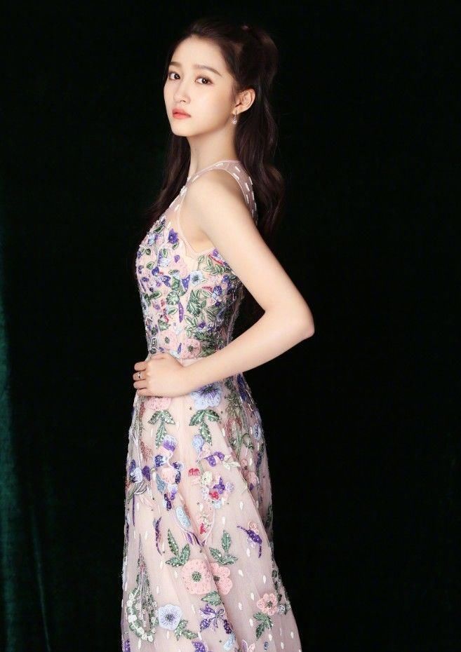 一直被黑的关晓彤穿对了，一袭印花裙美成仙，鹿哥媳妇就是美!