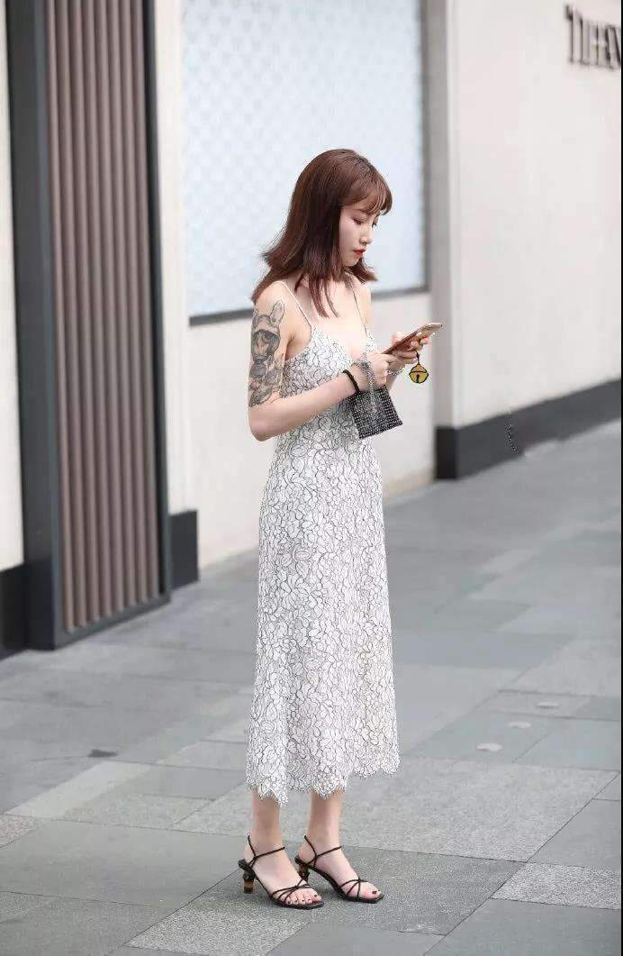 街拍: 碎花吊带裙小姐姐, 性感度简直爆表