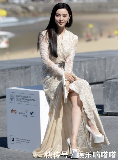 有一种鞋叫范冰冰的高跟鞋：图3比旁边人都高，最后一张看着都累