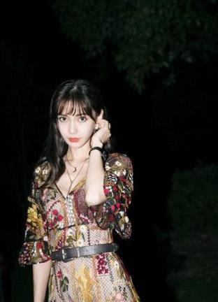 杨颖一袭镂空长裙，尽显出了苗条的好身材，网友：不愧是黄晓明最