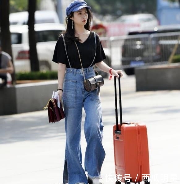  粉色：街拍：秀丽端庄的美女，一条粉色的吊带连衣裙，清新靓丽气质迷人