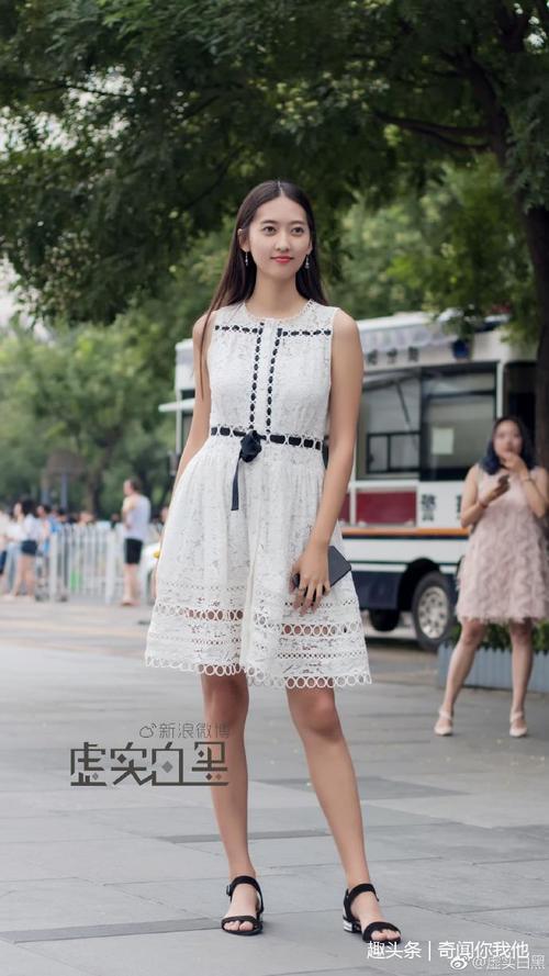 路人街拍：小姐姐透过纱裙的若隐若现的美，颜值太高