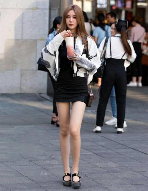 街拍：小姐姐粉色V领不规则吊带裙，衬的姑娘的皮肤白皙光滑！