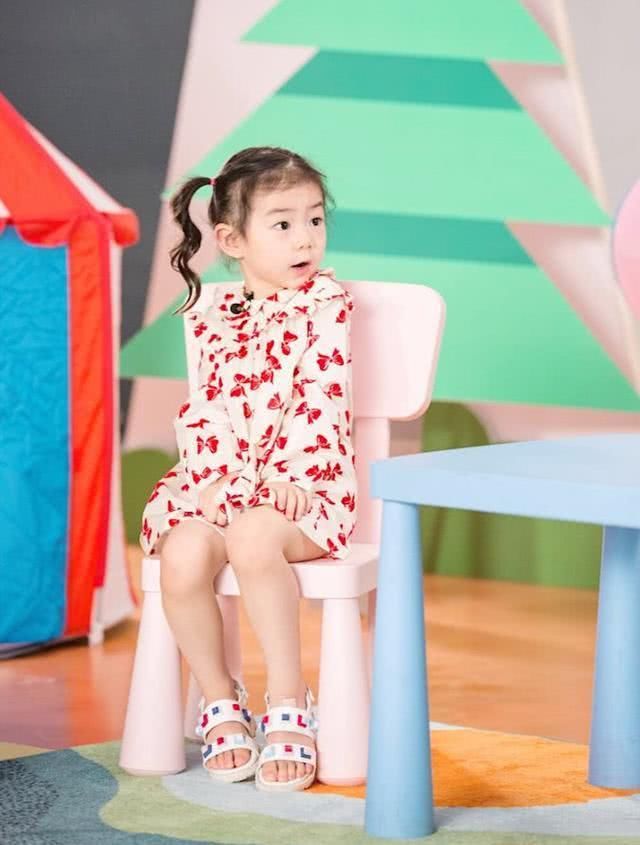 李小璐的女儿和戚薇的女儿，穿搭有明显差距，网友：穷养和富养？