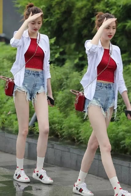 时尚街拍，凹凸有致的超短裤美女，性感身姿，让人一眼难忘！