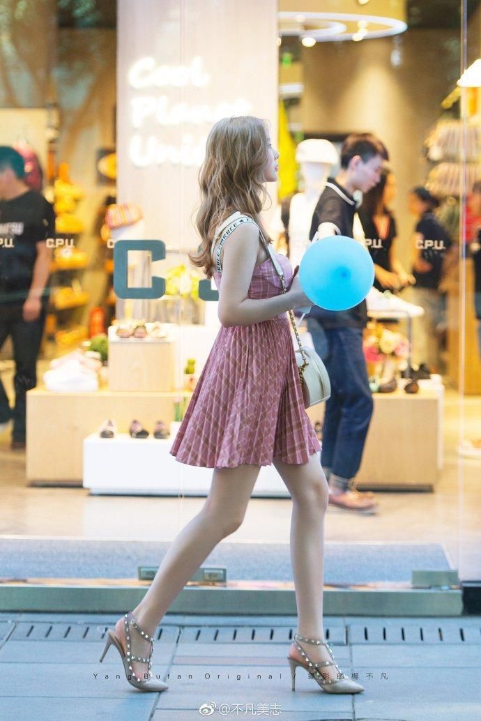 街拍:穿对露肩装，分分钟美出新高度