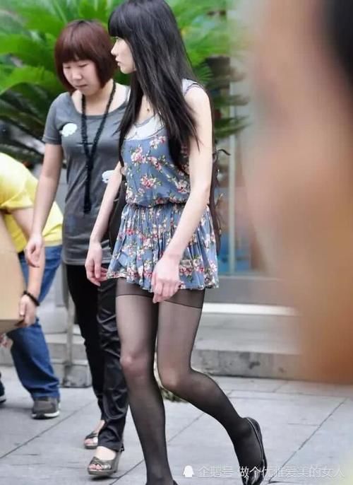 『 穿搭』但你见过连衣短裙配黑丝袜吗，真难看！，都说苗条身材的女人穿黑丝袜特别美