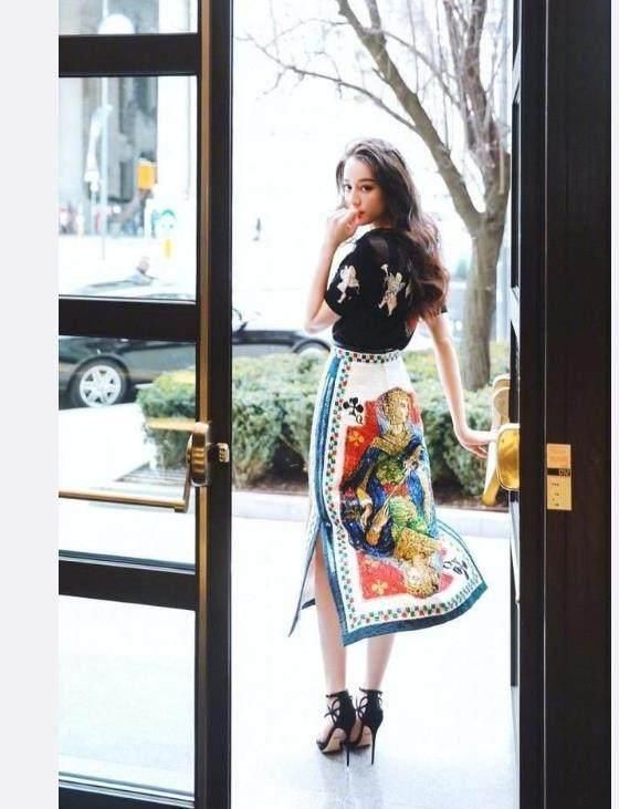 迪丽热巴脚踩“易拉罐”高跟鞋 气质十足 网友“S”型身材很抢镜