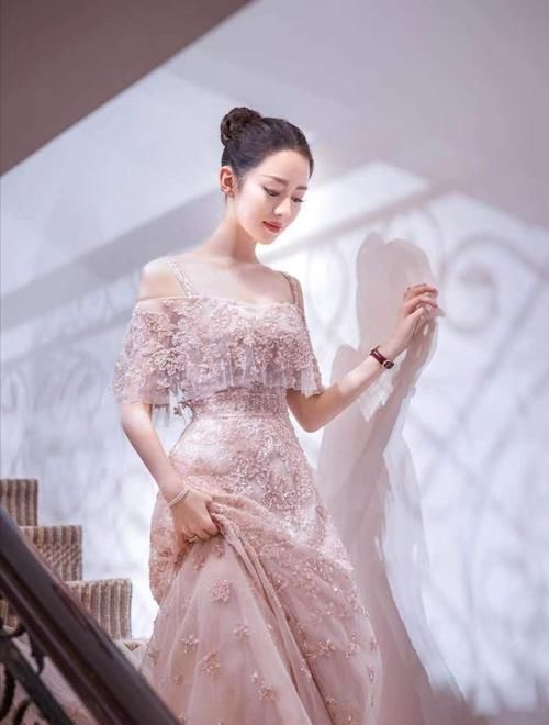 裙携：吉娜终于不穿针织衫，穿金色刺绣裙携夫亮相，丝袜配鱼嘴鞋太土气