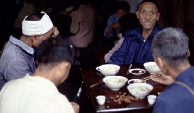 老照片80年代成都市民的生活，两个字安逸