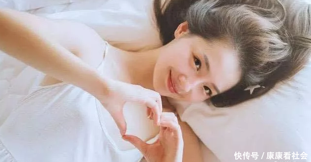为什么“平胸”的女生更受男生欢迎?你绝对想不到!