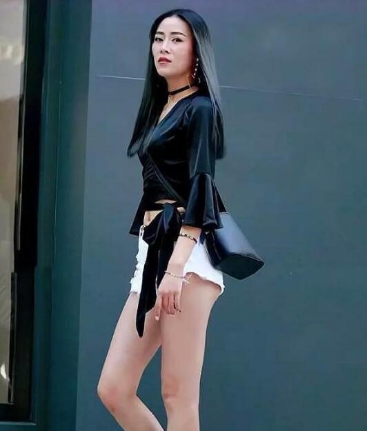  【展现】街拍，羞涩可人的小姐姐，展现性感酷雅气质，凸显女神的魅力