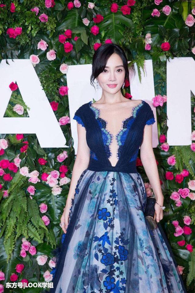 李小璐为了赶时髦，卫衣剪个洞却被吐槽裤子太破，网友：真会玩