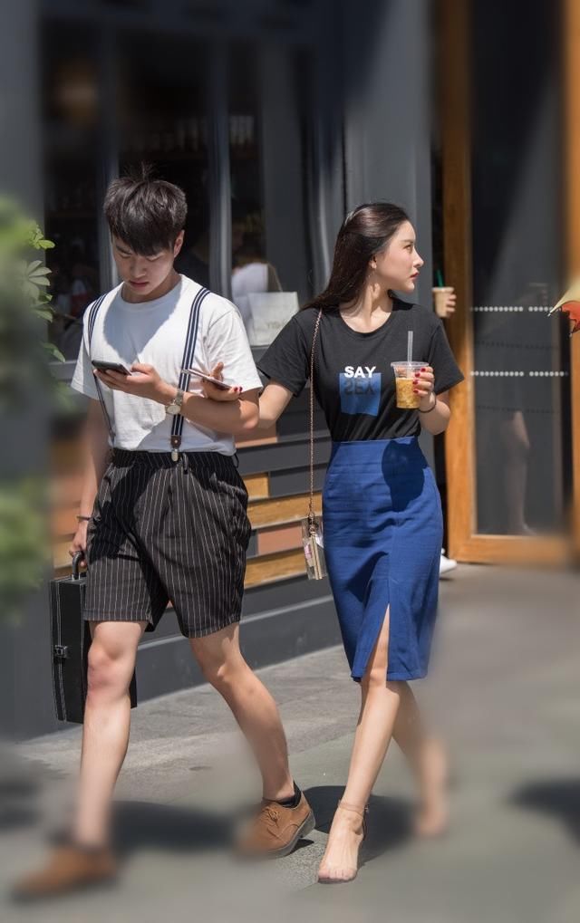 路人街拍，想要俘获别人的眼球，首先要穿的时尚