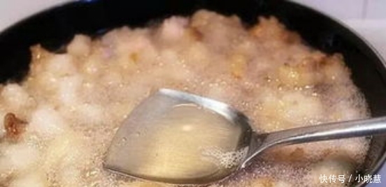 关熬制猪油：熬猪油最好别只放盐！加一点“它”猪油雪白，放一年不会坏