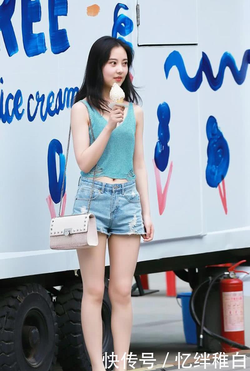 「 清纯」让女孩透露出清纯可爱,街拍:清凉甜美的穿搭风格