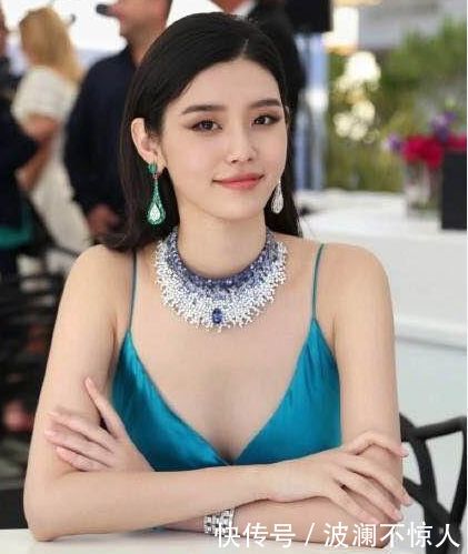 奚梦瑶出席活动穿孔雀蓝丝质长裙，网友天生丽质的她简直美极了