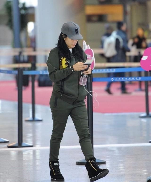 钟丽缇屁股太大了,应该减点肥!网友:以后不要穿这样的运动裤了