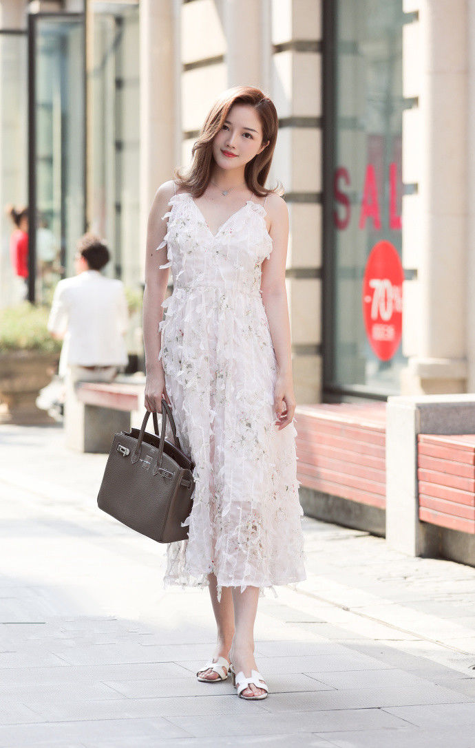 成都街拍，夏日就要这么搭，让你女人味十足!