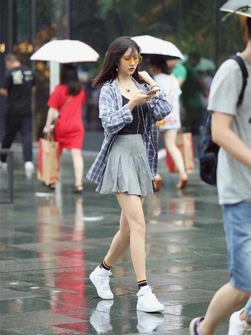 街拍:美女很成熟,这时尚的衣服造型,增加了气质上的典雅!