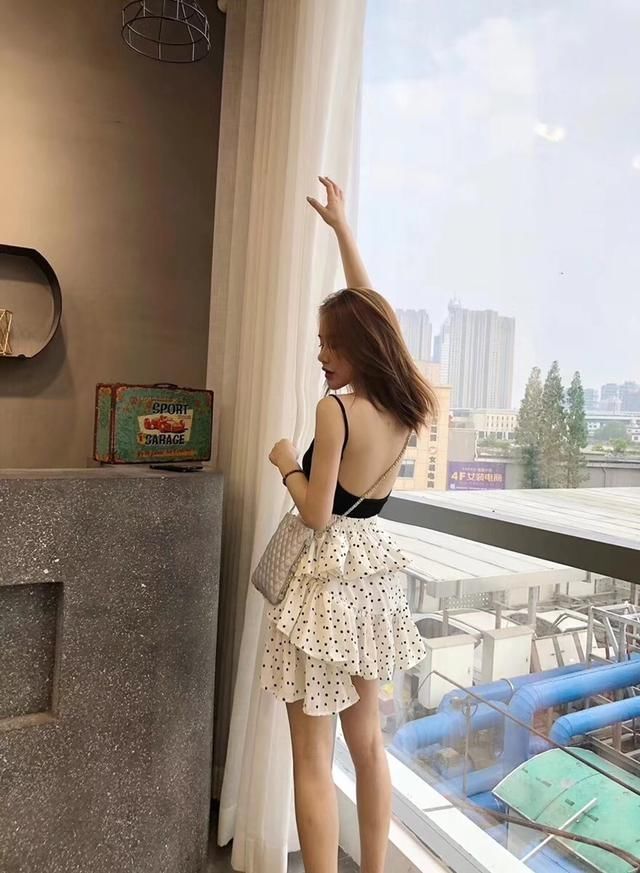 一字肩，吊带，透视装等露背露肩的衣服搭什么内衣?